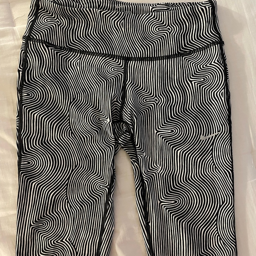 NWOT Nike Full-Length Black and White Swirl Leggings